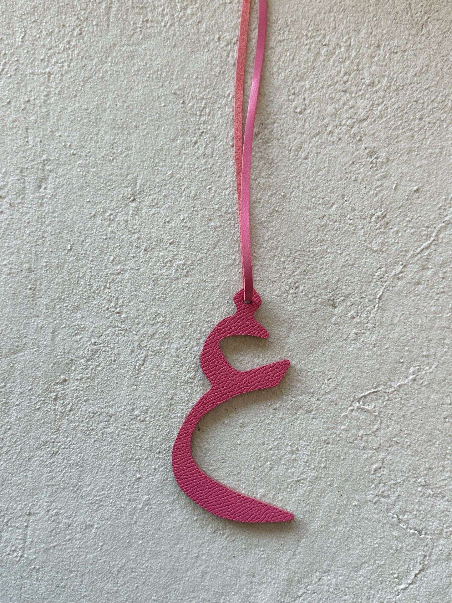Letter ع Pink
