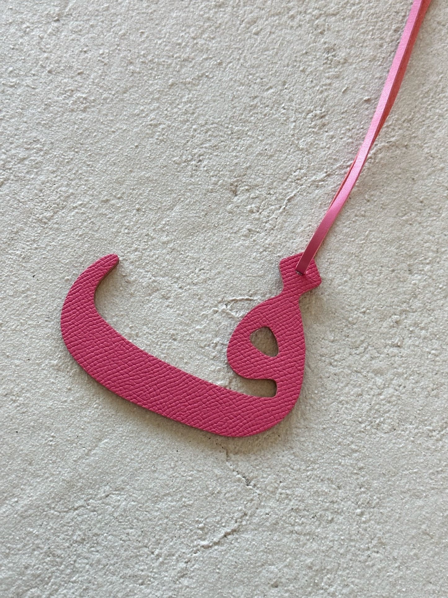 Letter ف Pink