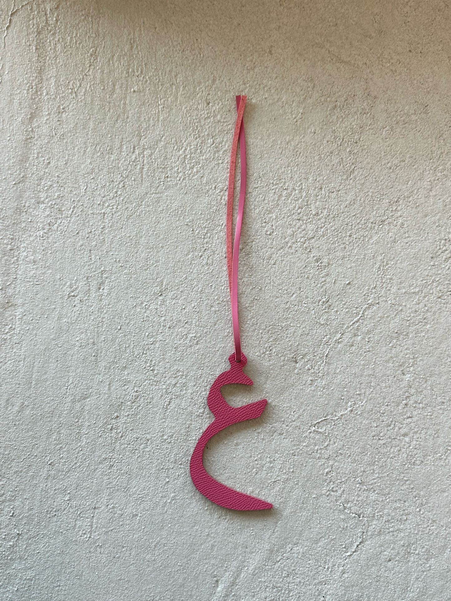 Letter ع Pink